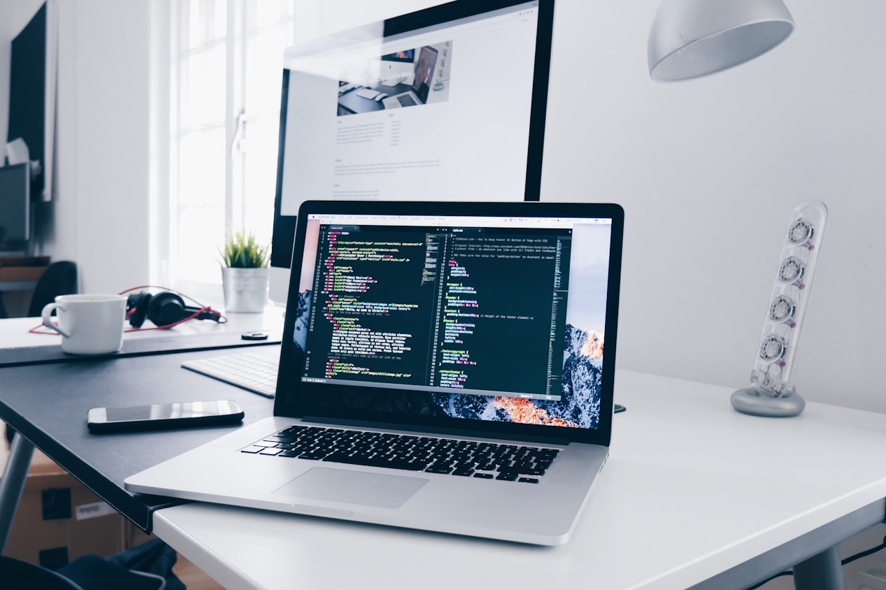 Projektant WZ Studio pracujący nad stroną internetową na laptopie